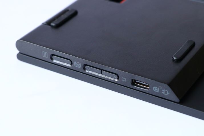 ʂɂUSB Type-C|[g𓋍ځB̍͋Px{^ƃu[Cgy@\̃I/It{^