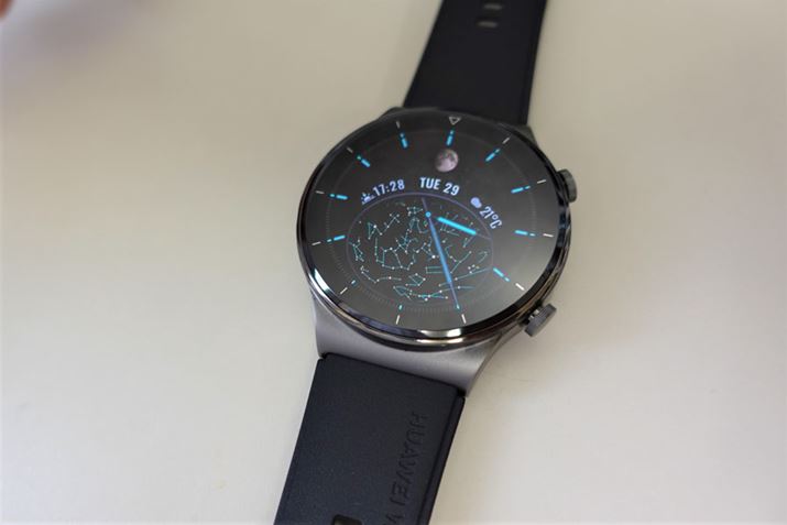 �{�f�B�d�ʖ�52g�ŁA�P�[�X�T�C�Y��46mm�B1.39�C���`�A��f��454×454�A��f���x326ppi��AMOLED�i�L�@EL�j�f�B�X�v���C�𓋍ځB�E���ʂɃ{�^����2���ڂ��邾���̃V���v���ȃf�U�C���ł��B�{�^���͏オ���j���[�{�^���A�����C�ӂ̋@�\��o�^���ċN���ł���V���[�g�J�b�g�{�^���Ƃ��Ďg�p�ł��܂�