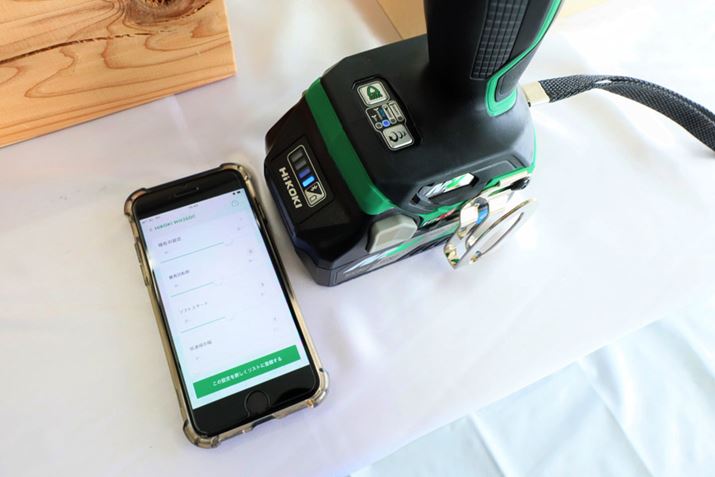 obe[Bluetooth𓋍ڂĂAX}zƃyAO邱ƂŖ{̂̃gK[tB[O𒲐߂ł܂Bx{̂L̂ŁA[dŃobe[OĂݒ͕ς܂