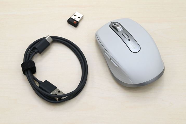 ʏ탂f́A}EX{̂UnifyingV[o[AUSB Type-C &#8211; USB Type-AP[utBMacfUnifyingV[o[ȂAP[uUSB Type-C &#8211; USB Type-CP[uƂȂ܂