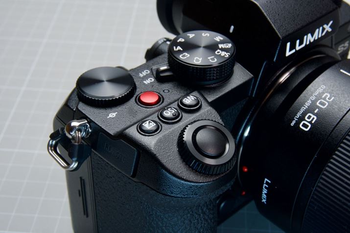 R͕ɂ͐ݒ\̏^tȂǂ͂ȂA_C{^MbƃRpNgɔzuĂ܂B