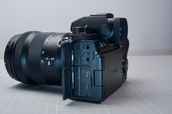 ʂɂ3.5mm}CN͒[qAwbhzo͒[qAmicro HDMIo͒[qA[dpUSBType-C|[g܂BHDMItTCYłȂ_͍D݂Ƃł傤