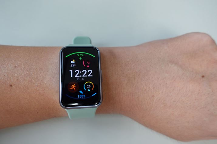 1.64�C���`�L�@EL�f�B�X�v���C�i456×280�j���̗p���A��������ƕ\�������₷���uWATCH FIT�v