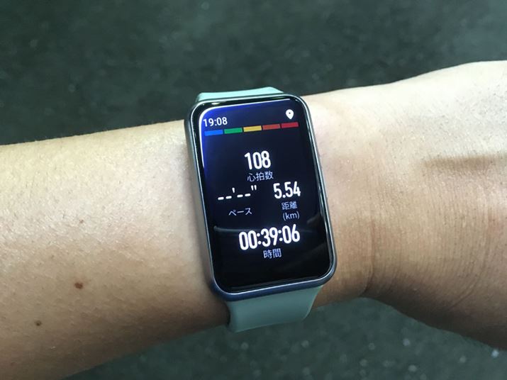 ���j�^�[�͏��������̂́A�\�����e�͂悭��������Ă���A���Ȃ茩�₷����ہB�ʐ^�͖�B�e�������̂ł����A��ʂ̖��邳�������I�ɐ��䂷����ӌ��Z���T�[������Ă���̂ŁA�����ł����F���͂��Ȃ荂�������ł�