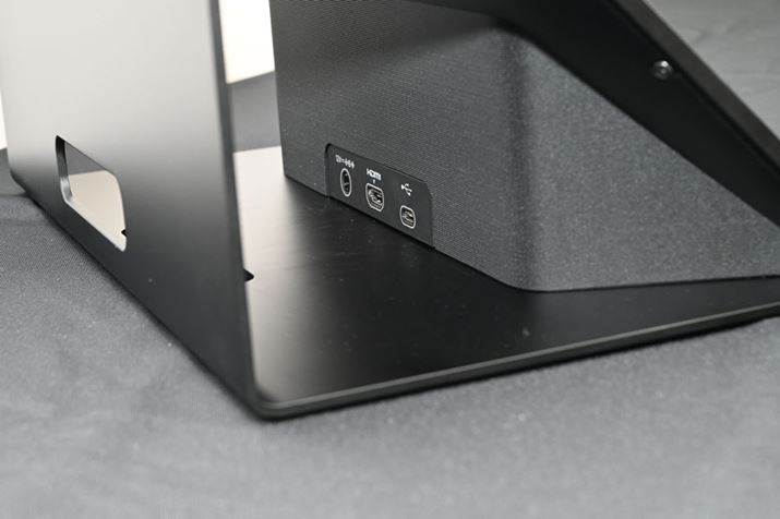 fBXvC̉ɂ̓Xs[J[zuĂAɂPCƂ̐ڑɎgpUSB|[gAHDMI|[gAdpAC|[g