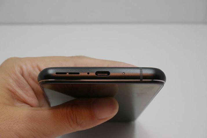 {̉ɂUSB Type-C|[gƃXs[J[܂BȂAXs[J[͂1{̏㕔ɓĂAXeIĐɑΉ܂