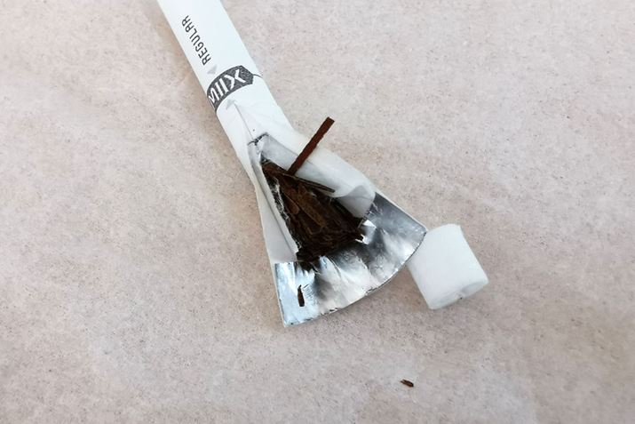 �X�e�B�b�N�Ɏd���܂�Ă��邽�΂��t�́A�A�C�R�X��p�q�[�g�X�e�B�b�N�ɓ����Ă�����̂Ɏ����A�ג����`��