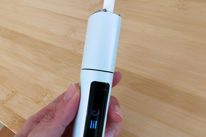 �L���b�v��t�������A�X�e�B�b�N��}���Ǝ����I�ɓd�����I���ɂȂ�A��25�b�ԉ��M�����B�z���I���������A�X�e�B�b�N�𔲂��Ύ����I�ɓd�����؂��I�[�g�X�C�b�`����