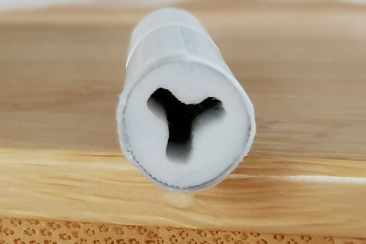 �X�e�B�b�N��Y���^����A�Z�e�[�g�`���[�u�Ƃ�����p�[�c���̗p���邱�ƂŁA�g�p�ς݂̃X�e�B�b�N�����o�����ہA�c��J�X�Ȃǂ��f�o�C�X�̑}�����ɒ~�ς��Ȃ��悤�ɐ݌v����Ă���