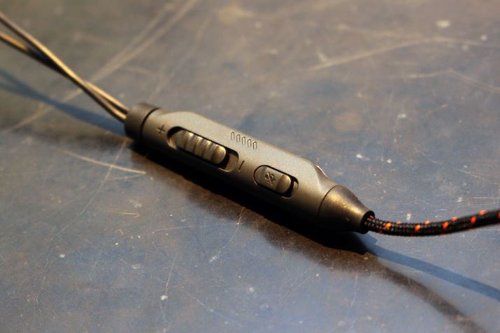 NAȃ`bg{CXsbNAbv{CXtH[JX}CN𓋍ځB܂A}CNƂ͕ʂɃCCRg[[𑕔ĂA}CN~[gƂɕKvȃ}CNON^~[gXC_[ƉʒXC_[ڂĂB}`t@NV{^ڂAQ[ɂĂdbɏo邱Ƃ\