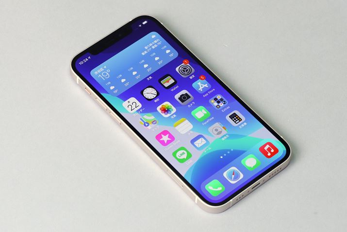 iPhone 12̃zCgfBA~jẼt[͒WsNS[ĥ悤ȃJ[O