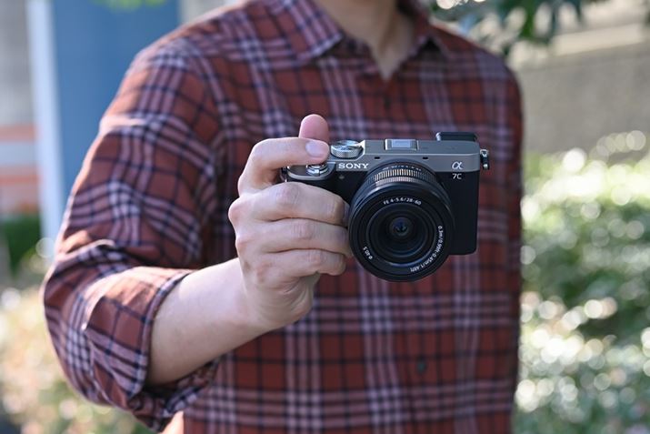 ^EyʂȐVLbgYuFE 28-60mm F4-5.6v𑕒7CB7V[YƂĂ͏߂ăVo[ƃubN2ނ̃J[oG[VpӂB̓Vo[gp