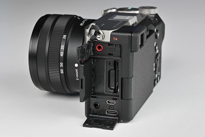 ʂɃC^[tFCXށiHDMI}CN[qAUSB Type-CAwbhzóA}CŃjSD[J[hXbgiUHS-IIΉjzuBRpNg{fBZobe[̗pƂƂŁAVOXbgȂ̂͒vȂƂB}`/}CNUSB[qȂAԊORZT[񓋍ڂŁAX}[gfoCXȊOł̃CX̃[gBeBluetoothRuRMT-P1BTv𗘗pdl