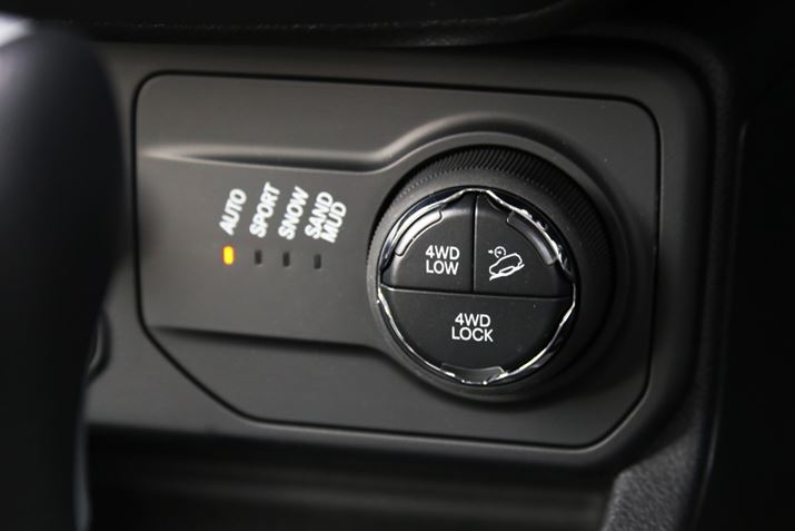 uZNeC]XCb`v́AXCb`̃{^ƂŁAu4WD LOCKvu4WD LOWvuqfBZgRg[v쓮邱ƂłAXCb`񂷂ƂŁAuAUTOvuSPORTvuSNOWvuMUD&SANDvuROCKv̊ehCu[hIԂƂłi摜̓~ebĥ߁AuROCKv[h͂Ȃj