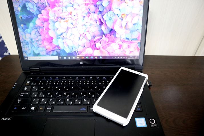 �K�^���ƃX�}�z���ˑR�|�ꂽ�肵�܂��A��c���͂��������f�������Ă��܂��܂��B�ł��A�p�\�R���ŉ�c�ɎQ������ƁAZOOM�̉�ʂƂ��̂ق��̃A�v���̉�ʂ𕪂��ĕ\�����Ȃ��Ǝg���Â炢