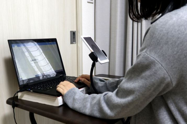 �����Ńt���L�V�u���A�[���ŃX�}�[�g�t�H�����񂩂�Ԃ炳����̑O�ɌŒ肵�Ă݂���c�c�z���ȏ�ɉ��K�I �p�x�ɋC��t���Ȃ��Ɠ�d���������������`�ŉf���Ă��܂��܂����A�p�x��ς���̂͊ȒP�ł�