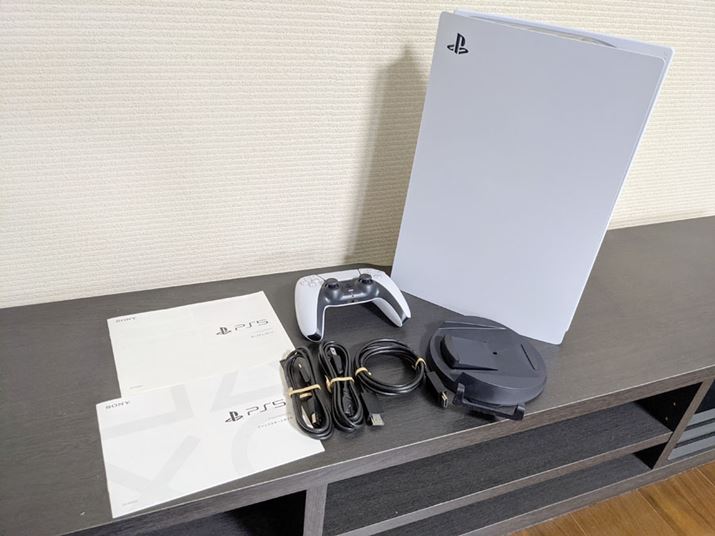 ɁuPS5vƂΖʁB̒ɂ́APS5{̂ɉāAZ[teBKChƃNCbNX^[gKChACXRg[[iDualSensejAHDMIP[uAdR[hAUSB Type-CP[uAx[XĂ܂