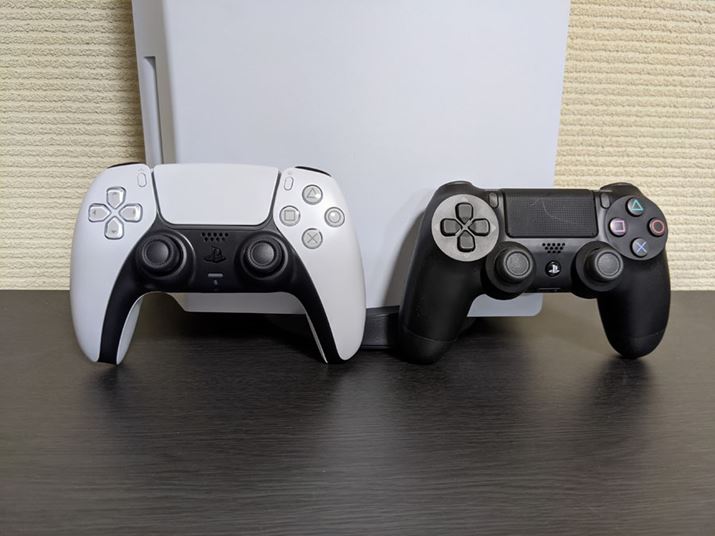 PS4̃Rg[[uDUALSHOCK 4vƔrB{^̑fނςĂ܂A͂{̃TCY傫Ȃ̂|Cgł傤BƂ͌AlIɂ́uDualSensev̂ق₷Ɗ܂Bقǂ悢傫ƁAJ[ûЂɎɂ肫܂