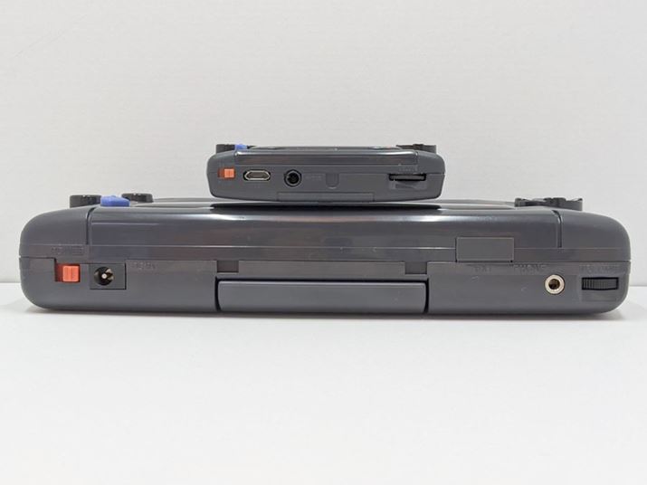 Vʂ̔rBuQ[MA~Nv͎ɍ킹ēd|[gł͂ȂAmicroUSB|[g𓋍ځBȂɏĂCzWbNĂ܂