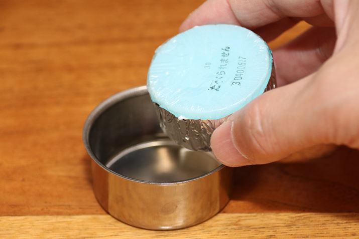 �܂��A�Ō`�R���u���ɌŌ`�R�����Z�b�g�B����́A�Ō`�R���͒�ɃA���~�����t���Ă�����̂��g�p���܂����B�A���~�����t���Ă��Ȃ��ꍇ�́A�����ŃA���~�z�C�����������Ƃ���������Ă��܂�