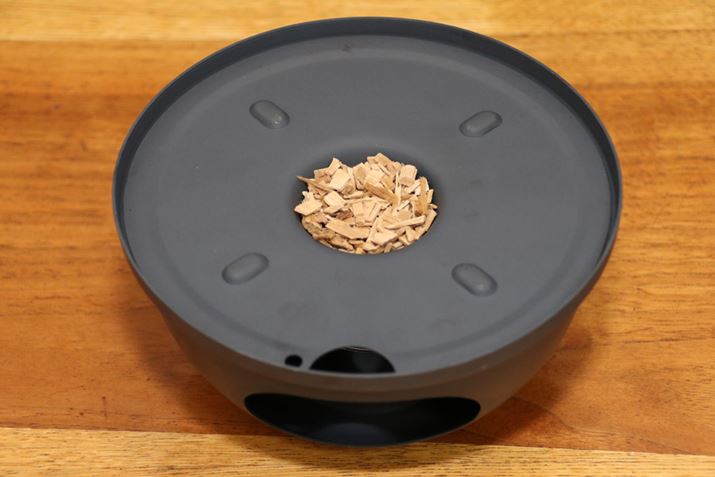 ����Ɏ󂯎M��u���A�󂯎M�̒����ɂ��邭�ڂ݂ɃX���[�N�`�b�v�����܂��B�����ʂ͖�1.5g�B������1�t���ł����A���ڂ݂ɂ���؂肢���ς������Ύw��ʂɂȂ�̂ŁA�킴�킴�v��Ȃ��Ă�OK�ł��B���Ȃ݂ɁA1�x�g�p�����X���[�N�`�b�v�̍ė��p�͂ł��܂���B�K���A�V�������̂��g���܂��傤