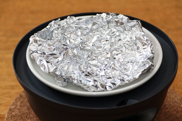 �󂯎M�̏�ɏd�˂������M�ɐH�ނ�u���̂ł����A�`�[�Y���n���ĎM�ɂ������Ȃ��悤�ɁA�A���~�z�C����N�b�L���O�V�[�g��~���Ă����܂��傤�B�ʐ^�̃A���~�z�C���͂����Ⴍ����ŁA�M�ɓY���悤�ɃL���C�ɕ~�����ق��������悤�Ɏv���邩������܂��񂪁A����́A�A���~�z�C���ɍڂ����`�[�Y�̗��ʂɂ���������荞�ނ悤�ɂ��邽�߂̍H�v�ł�