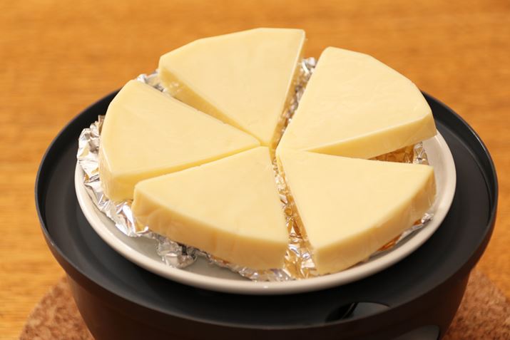 ����������悤�ɓK�x�Ɍ��Ԃ��󂯂ă`�[�Y����ׂ܂��B�����M�̃T�C�Y�͒��a��12cm�Ȃ̂ŁA6P�`�[�Y��5�����E�ł����B�Ȃ��A�①�ɂ���o���Ă����̃`�[�Y�͌��I���₷���A�L���C�������̐F���t���Ȃ����Ƃ�����̂ŁA�퉷��30�����炢�u���Ă���g���Ƃ����ł��傤�B���Ԃ��Ȃ��ꍇ�́A�L�b�`���y�[�p�[�ȂǂŐ�����@������Ă����������܂�