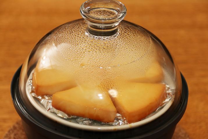 �K���X�ӂ��z���Ɍ��Ă���ƁA�`�[�Y�̕\�ʂ����X�ɕω����Ă��܂����B���̗l�q��������̂��y�����̂ЂƂł���