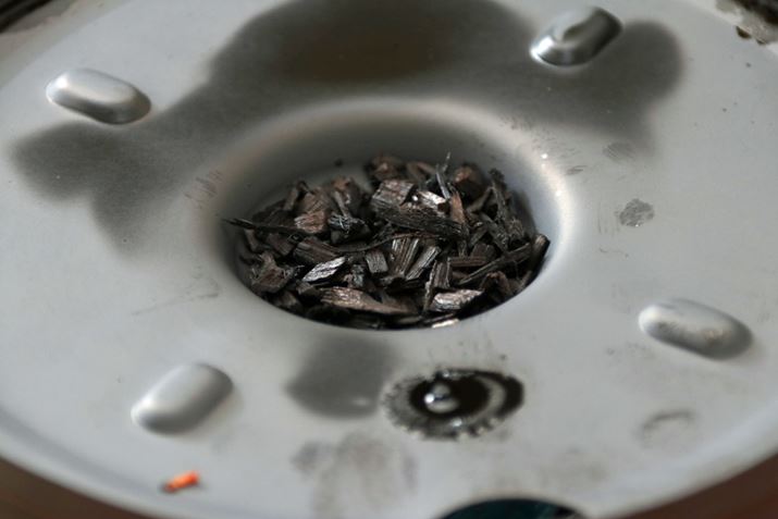 �󂯎M�Ɏc�����X���[�N�`�b�v�B�R���c�邱�ƂȂ��A���ׂĐ^�����ɏł��Ă��܂����B�ė��p�͂ł��Ȃ��̂ŔR����S�~�Ƃ��ď������܂����A���S�ɏ��΂��Ă��邱�Ƃ��m�F���Ă���̂Ă�悤�ɂ��܂��傤