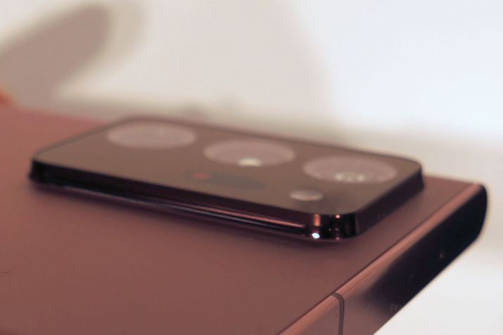 gvJƂȂ郁CJ50{̃fW^Y[Bwʂ傫オA݊Ă