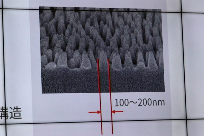 �t�B�����\�ʂ��������Ō���ƁA���̂悤��100�`200nm�T�C�Y�̉��ʍ\���ƂȂ��Ă��܂�