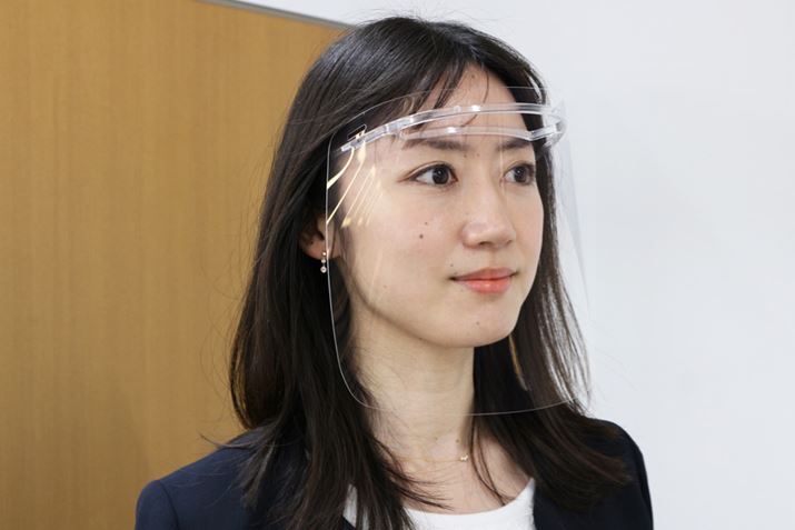 �t���[���̑f�ނ��Ⴄ�����łȂ��A�t�B�����̌`����`�^�����̂��̂Ƃ͈قȂ�܂��B�܂�ɂ����ĉf�荞�݂��Ȃ����X�A�C�\�����̗p����Ă���͓̂���