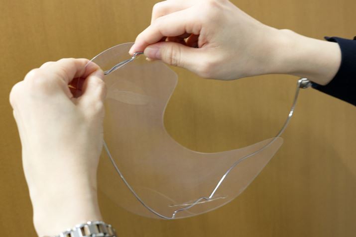 �t�B�����̗��T�C�h�ɂ���؂ꍞ�݂ɁA�t���[�����������ނ����őg�ݗ��Ă��܂�