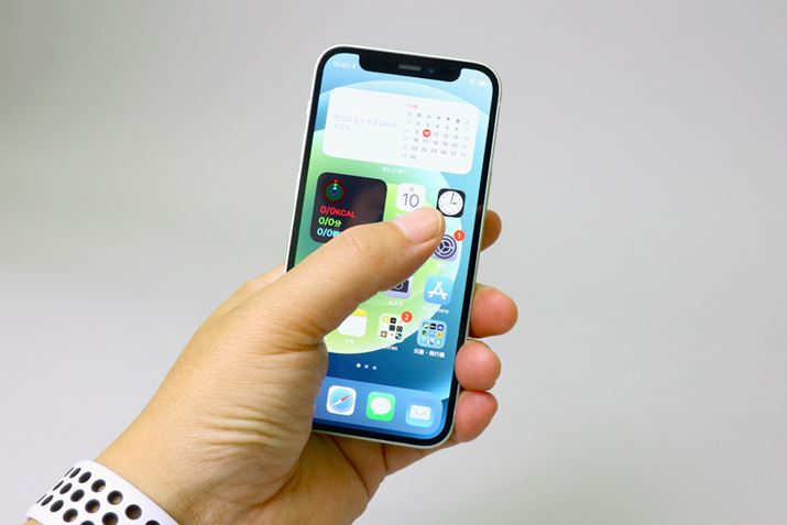 5.4C`iPhone 12 mini͐ewẼAṽACR܂œ͂BЎŎĐewł̃tbN͂]TōsBʂ̏̂قɂ͎w͓͂ɂAxςKv͂̂́AЎyɑł̂͂ꂵ