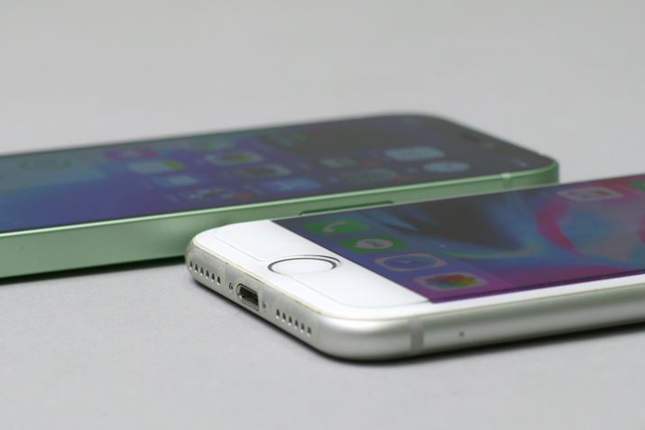 iPhone 12 mini7.4mmAiPhone 87.3mmƁA0.1mmȂĂBdʂiPhone 12 minîق15gy