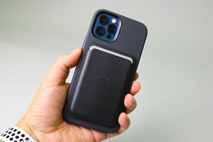 iPhone 12 Proɏ̃U[P[X𑕒ȀォMagSafeΉiPhoneU[EHbg𑕒BP[X{EHbgƂgݍ킹ł