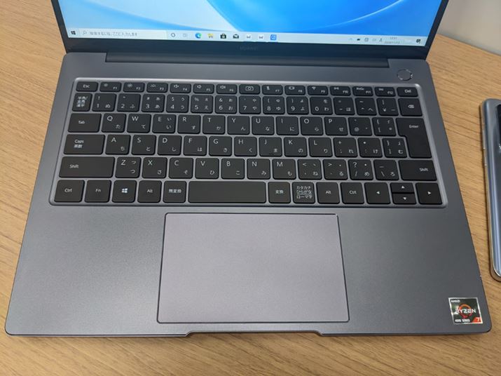 ʃfuMateBook XvƓlɊi[JuF6vƁuF7v̊ԂɓځBJ[̓ubN̂