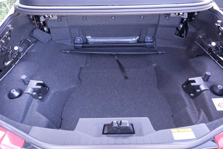 ő̓_͐ύڐ̒ႳBgN[͈ꌩL܂Ad̉i[邽߂̋ԂƂĎgĂ܂܂iʐ^͉グԁj