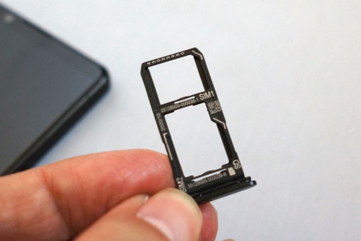 nanoSIMJ[hXbgQځB̂PmicroSDXC[J[hƂ̔rdlƂȂĂ