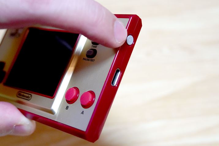 {̂̉Eʂɂd{^āAd܂Bd{^̉ɂ́A[d/dpUSB Type-C|[g𑕔Ă܂id͏펞\\jBãQ[EIb`̂悤ɁA{^^drł͂ȂłI