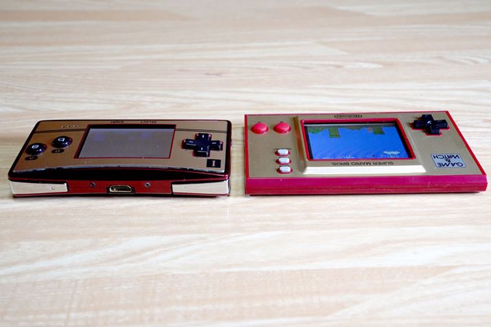 {̏㕔BQ[{[C~Ni摜j́AL/R{^𑕔BL/R{^̊Ԃɂ́ApACA_v^[Ȃǂڑ邽߂̊OgRlN^܂BۂAQ[EIb`̖{̏㕔͉ȂAXbLƂĂ܂