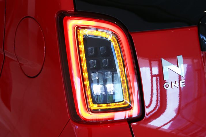 uARrl[VvvAwbhCgƓlɃtLEDĂB摜̊OŌĂ郌bhJ[e[vŁÃIWJ[nU[h^[v