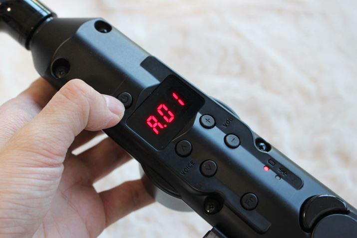 dqyȂ̂ŁA{̔wʂɓd{^܂B̉Ƀ{[̃{^tAfBXvCɂ͑I𒆂̉Fio[\Ă̂fW^Ȃł