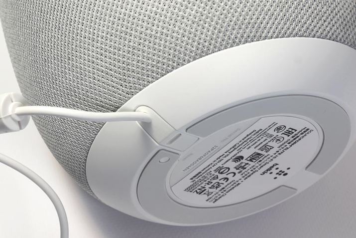 AC�A�_�v�^�[�̎��t�����́A�{�̂ƈ�̉����ăf�U�C���𑹂Ȃ�Ȃ��悤�ɂȂ��Ă���