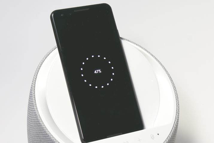 ���C�����X�[�d�ɑΉ������X�}�[�g�t�H���Ȃǂ��[�d�ł���B��O���ɍĐ��E�ꎞ��~�Ȃǂ̑��삪�ł���^�b�`�{�^��������