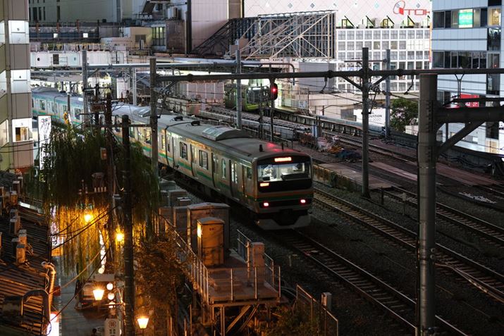 Aʃ[hŏaJwO̎RBeB̈ႢŎOƉ̐FȂς<br>X-S10AXF 50mmF1.0 R WRA50mmi35mmZ75mmjAISO1600AF2AIo␳-0.33EVA1/75bAiDAE<br>Beʐ^i6240×4160A16.2MBj