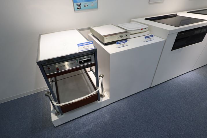 70`80Nɔ̔ĂƖp100Vf̎@́A_ˍH̃V[[ɓWĂ܂