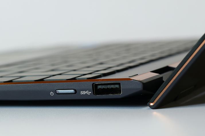 USB Type-A|[g͉EɂЂƂĂ