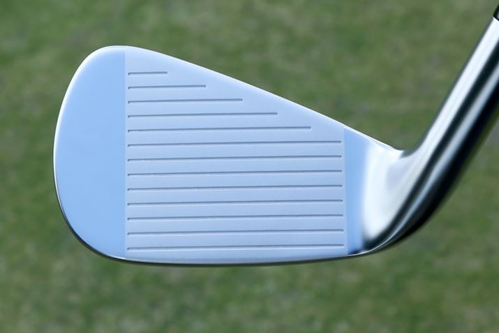 �u�c�A�[�`���[���h��t�F�[�X�v�Ɩ��t����ꂽ�t�F�[�X�B�X�s�����\�ƑŊ���ǋ����邽�߂ɁA�����ē�S�ł͂Ȃ��X�e�����X�f�ނ��̗p���Ă��܂��B�{�f�B�͒��p�\�ȓ�S�f��