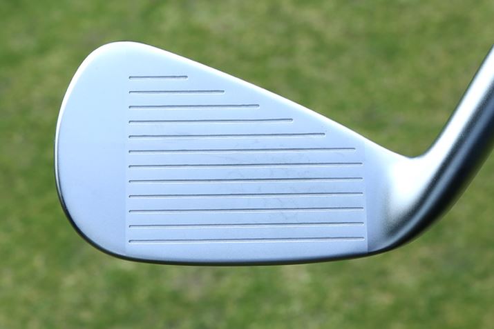 �X�e�����X���̃t�F�[�X���u360�t�F�[�X�J�b�v�v�\���ɂ��AAI�ɂ��݌v�Ń{�[�������ƃ~�X�ւ̋��e���A�{�[���̏オ��₷���ȂǁA�������\���������Ă��܂�